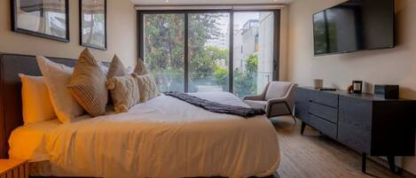 3 bedrooms, in-room safe, desk, iron/ironing board