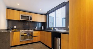 Køleskab, mikrobølgeovn, ovn, kogeplade