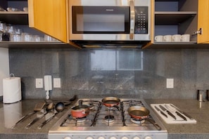 Wasserkocher mit Kaffee-/Teezubehör, Kühlschrank, Mikrowelle, Herdplatte