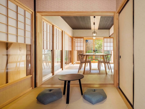 트래디셔널 하우스, 침실 2개, 주방, 정원 전망 | 거실 공간 | 케이블 채널 시청이 가능한 55인치 평면 TV, 바닥 난방/온돌