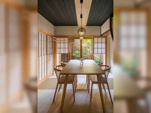 Maison Traditionnelle | Coin séjour | Télévision à écran plat de 55 pouces avec chaßnes par cùble