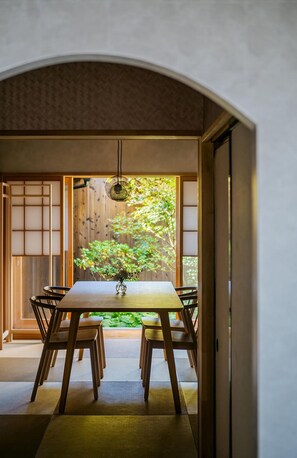 Traditional-Haus, 2 Schlafzimmer, Küche, Gartenblick | Wohnbereich | 55-Zoll-Flachbildfernseher mit Kabelempfang, Fußbodenheizung