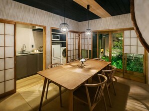 Traditioneel huis, 2 slaapkamers, keuken, uitzicht op tuin | Privékeuken | Een mini-koelkast, een magnetron, een kookplaat, een waterkoker