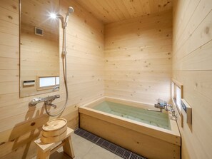 Traditioneel huis, 2 slaapkamers, keuken, uitzicht op tuin | Badkamer | Een bad/douchecombinatie, een diep bad, een regendouche, een haardroger