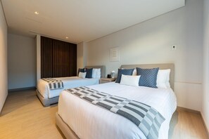 6 slaapkamers, een strijkplank/strijkijzer, reisbedje, wifi