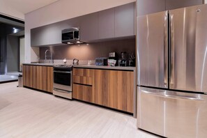 Refrigerador, microondas, parrilla de estufa y cafetera y tetera