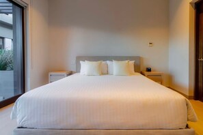 2 soverom, safe på rommet, strykejern/-brett og reiseseng for barn