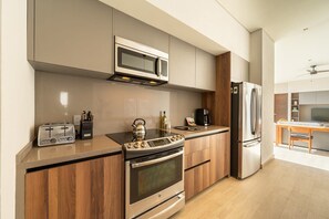 Køleskab, mikrobølgeovn, kogeplade, kaffe-/temaskine