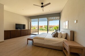 2 soveværelser, pengeskab på værelset, strygejern/strygebræt