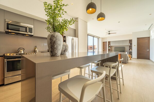 Fridge, microwave, stovetop, coffee/tea maker - Capitalia | Residence La Gloria (Cabo San Lucas)