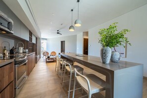 Kühlschrank, Mikrowelle, Herdplatte, Wasserkocher mit Kaffee-/Teezubehör