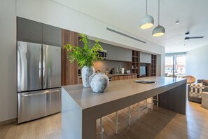 Kjøleskap, mikrobølgeovn, kokeplater og kaffetrakter/tekoker