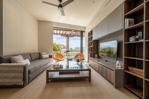 Een televisie en een kantoor