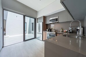 Een koelkast, een magnetron, een kookplaat