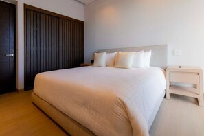 2 間睡房、房內夾萬、熨斗/熨衫板、可攜式嬰兒床