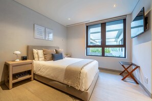 2 chambres, coffre-fort, fer et planche à repasser, lit de bébé portatif