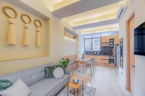 تلفزيون، كُتُب، مكتب