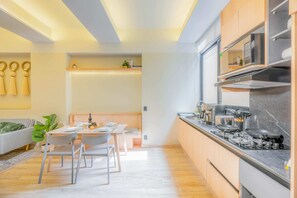 Kühlschrank, Mikrowelle, Herdplatte, Wasserkocher mit Kaffee-/Teezubehör
