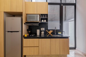 Geladeira, micro-ondas, cooktop, cafeteira/chaleira