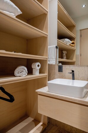 シャワー、ヘアドライヤー、タオル、石鹸