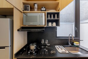 Kühlschrank, Mikrowelle, Herdplatte, Wasserkocher mit Kaffee-/Teezubehör