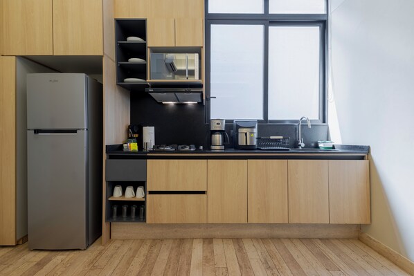 Kühlschrank, Mikrowelle, Herdplatte, Wasserkocher mit Kaffee-/Teezubehör