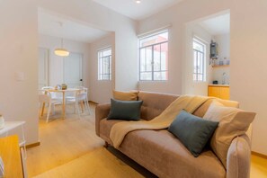 Een televisie, boeken en een kantoor