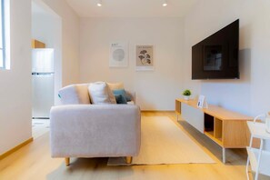 Tv, böcker och kontor