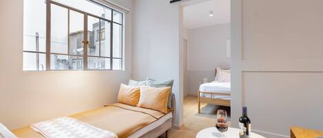 1 makuuhuone, tallelokero huoneessa, työpöytä, silitysrauta/-lauta