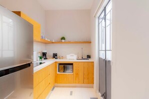 ثلاجة، ميكروويف، فرن، موقد طهي مسطح