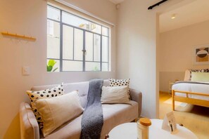 تلفزيون، كُتُب، مكتب