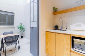 Geladeira, micro-ondas, fogão, cooktop