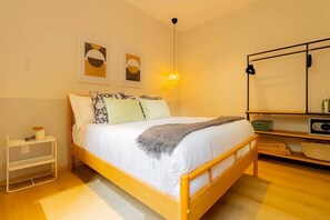 1 chambre, coffre-fort, bureau, fer et planche à repasser