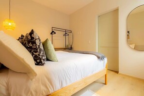 1 quarto, cofres nos quartos, escrivaninha