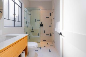 Dusch, hårtork, handdukar och tvål