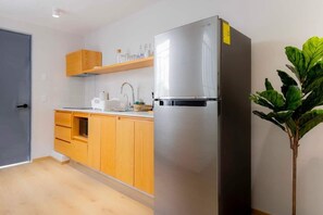 Réfrigérateur, four à micro-ondes, un four, surface de cuisson