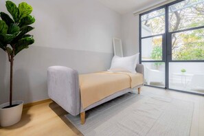 1 chambre, coffre-fort, bureau, fer et planche à repasser