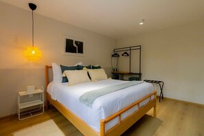 1 Schlafzimmer, Zimmersafe, Schreibtisch, Bügeleisen/Bügelbrett
