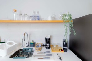 Køleskab, mikrobølgeovn, ovn, kogeplade