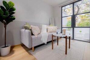 Tv, bøger, kontorer