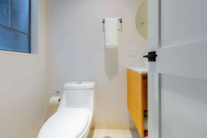 Dusj, hårføner, håndklær og såpe