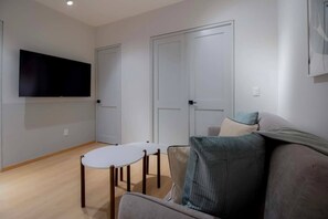 Tv, bøger, kontorer