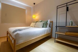 2 soveværelser, pengeskab på værelset, skrivebord, strygejern/strygebræt