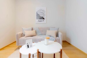 Fernseher, Bücher, Arbeitsbereiche