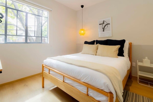 2 chambres, coffre-fort, bureau, fer et planche à repasser