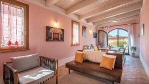 Living area - Casa Dracena Q: A welcoming cottage situated in the heart of the Tuscan countryside, with Free WI-FI. (Trequanda)