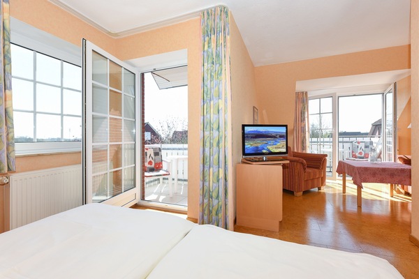 Schlaf-Raum und räumlich abgeteilter Wohnbereich