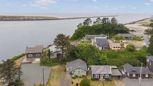 Een woongebied aan de kust met huizen, een strand en uitzicht op zee.