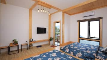 Superior-Zimmer, Mehrere Betten, Balkon, Bergblick | Kostenloses WLAN, Bettwäsche