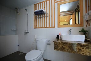 Rom – standard, fjellutsikt | Bad | Dusj, toalettartikler (inkludert), hårføner og tøfler